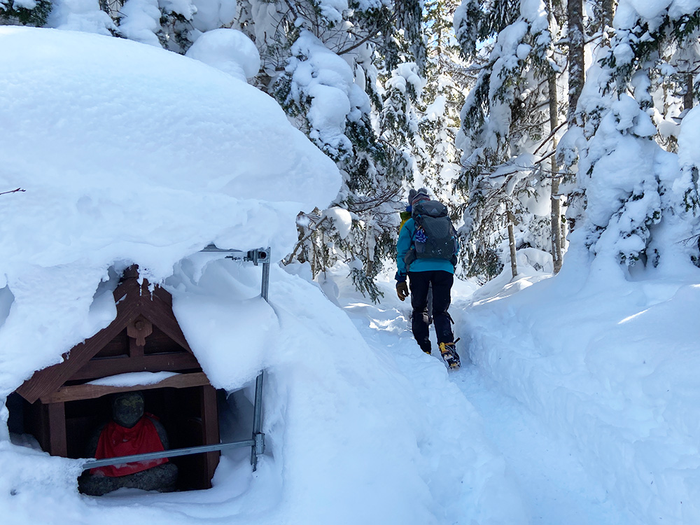 日光白根山へ雪山登山・樹林帯を歩く