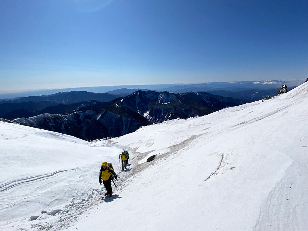 日光白根山へ雪山登山・山頂をめざす！