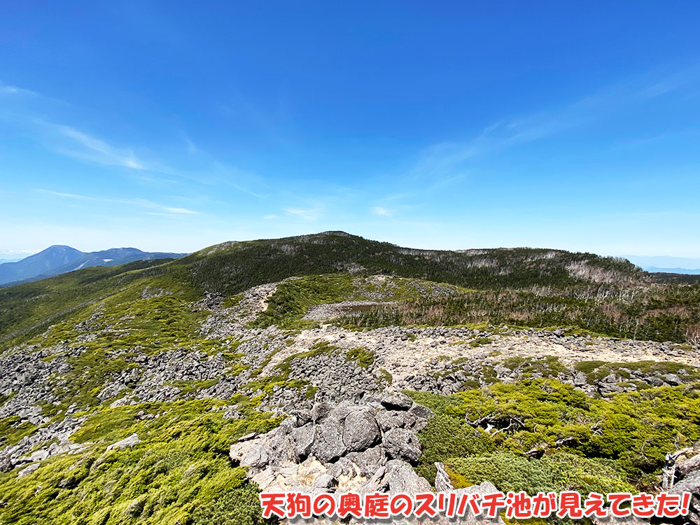 八ヶ岳・天狗岳の絶景を堪能！天狗の奥庭のスリバチ池が見えてきた！