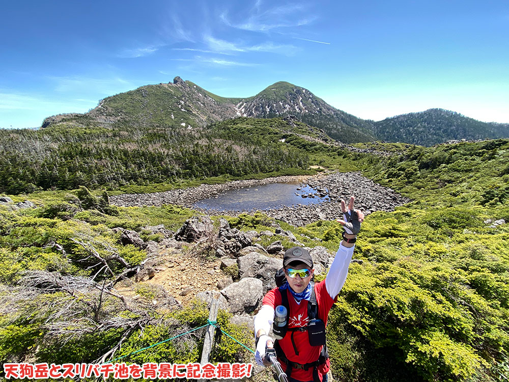 八ヶ岳・天狗岳の絶景を堪能！天狗岳とスリバチ池を背景に記念撮影！