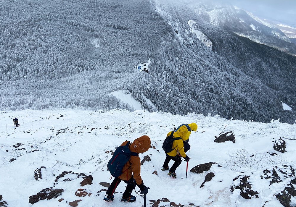 硫黄岳山頂から下山開始