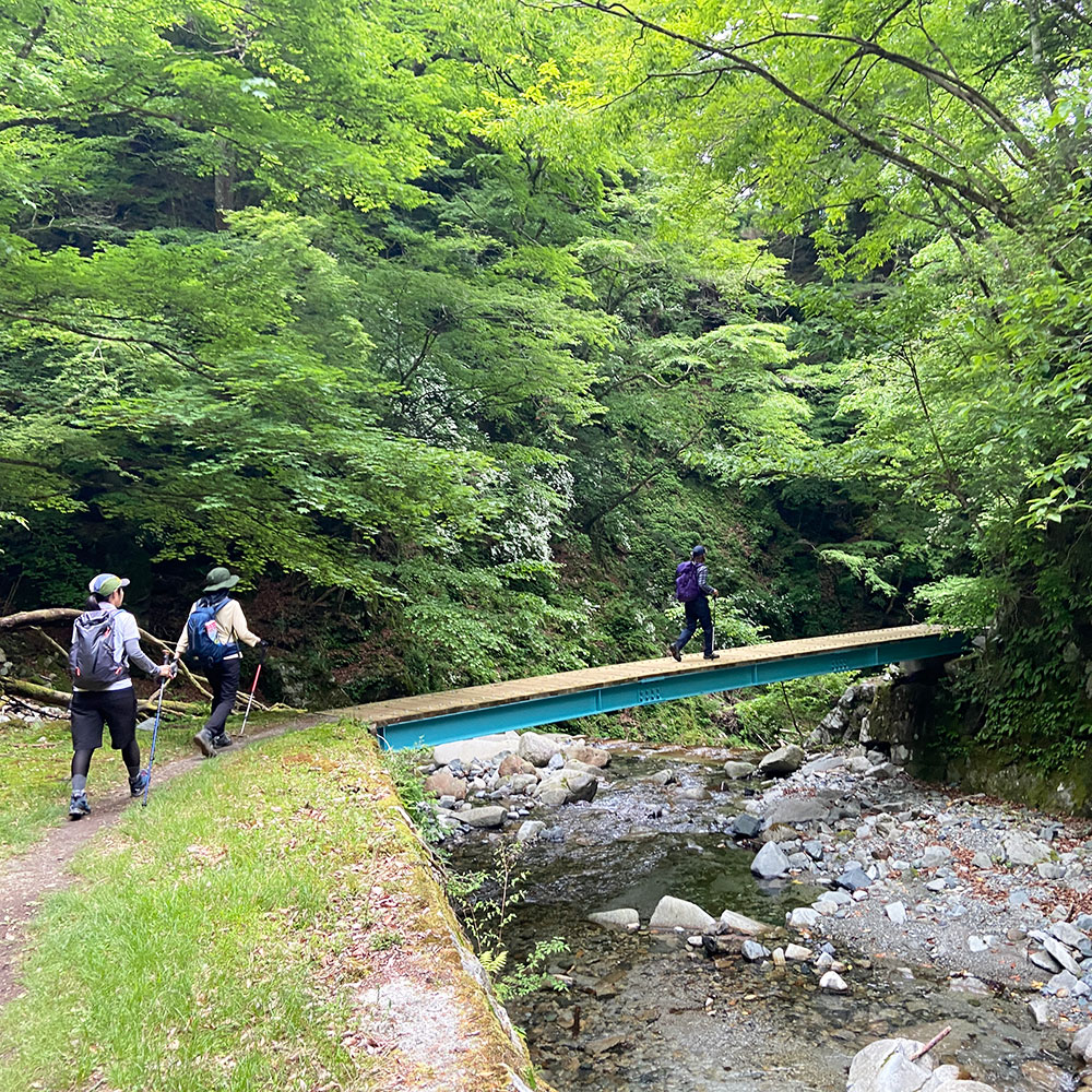用木沢にかかる橋も渡る
