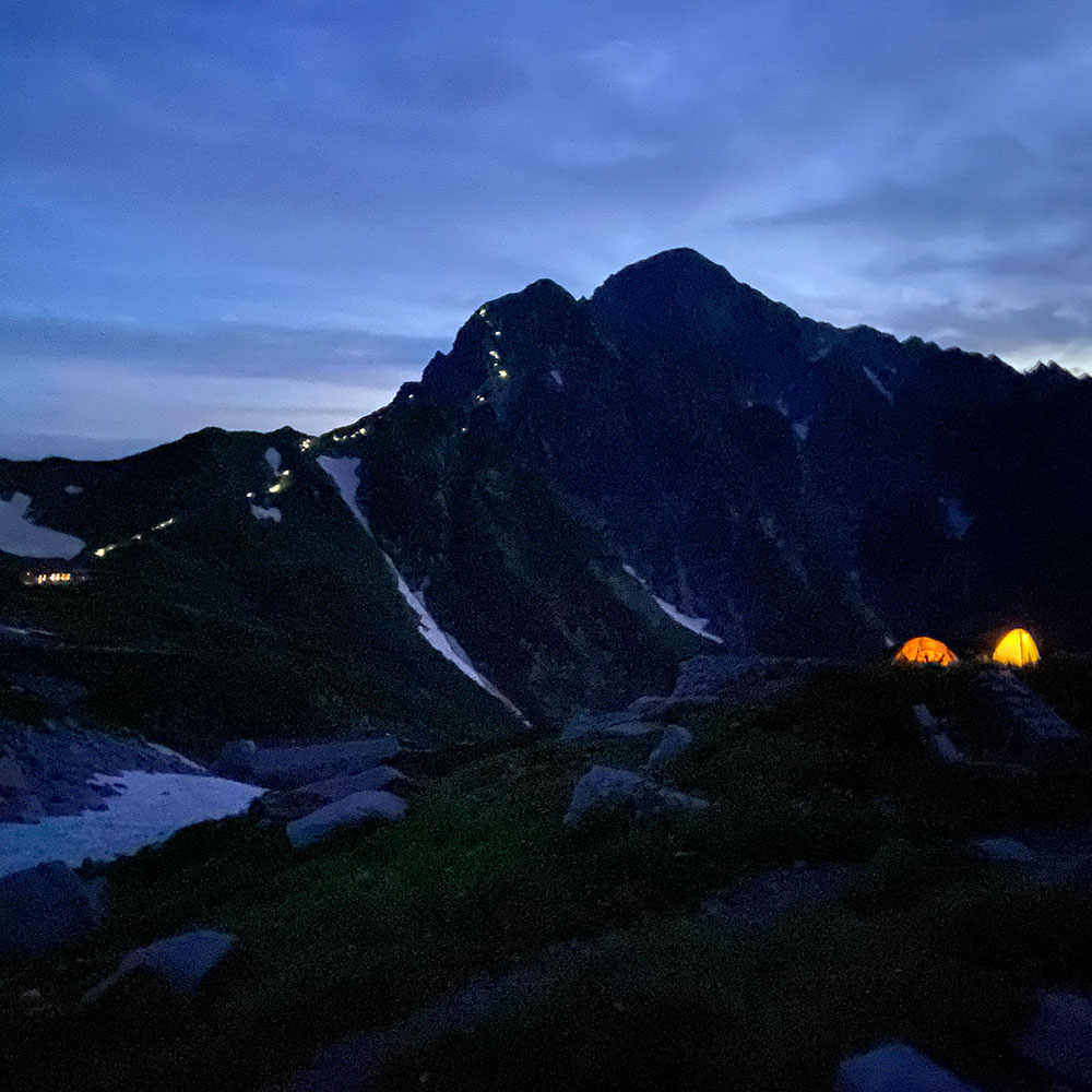 すでにヘッデンをつけて劔岳へアタックしている登山者が多数いた