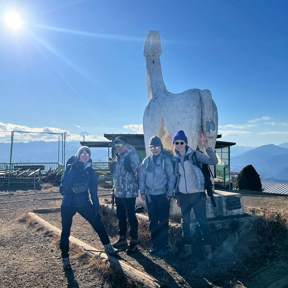 陣馬山頂と白馬像で記念撮影！