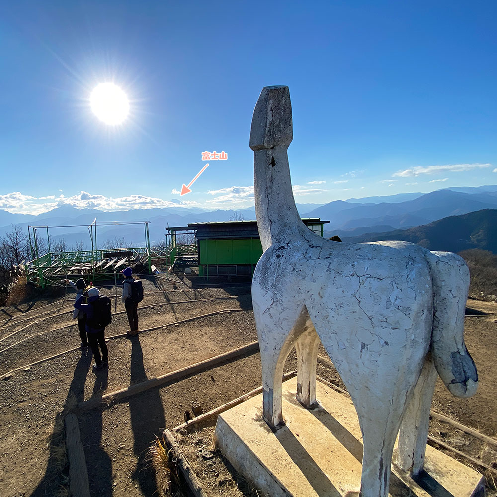 陣馬山頂と白馬像