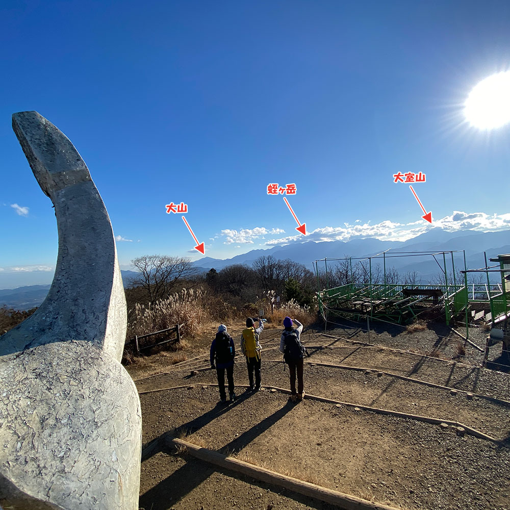 陣馬山頂と白馬像