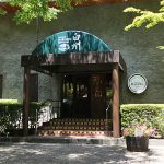 サントリー天然水南アルプス白州工場でウイスキーの白州と山崎を飲み比べてきました。