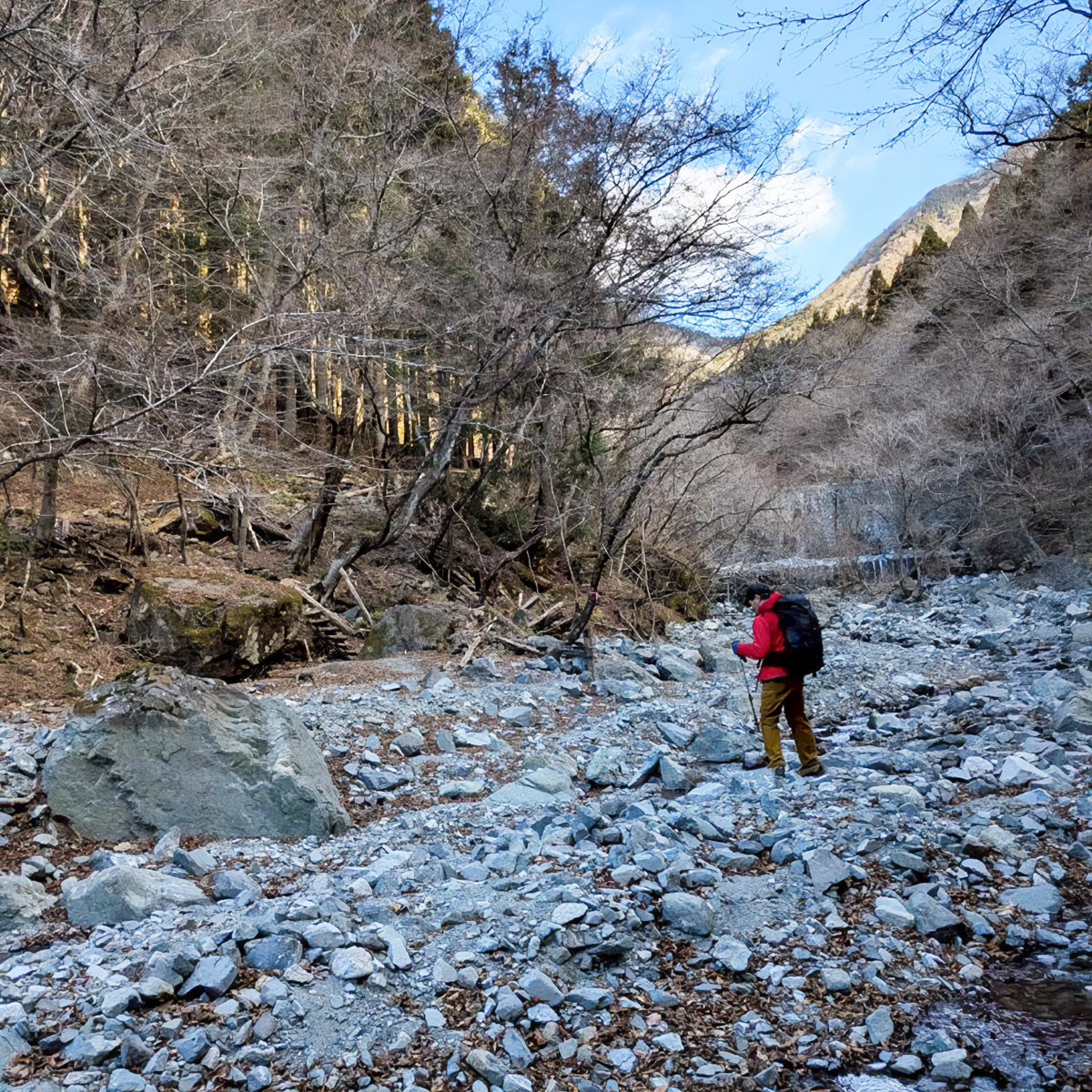 【鍋割山】ガレ場の寄沢を進む