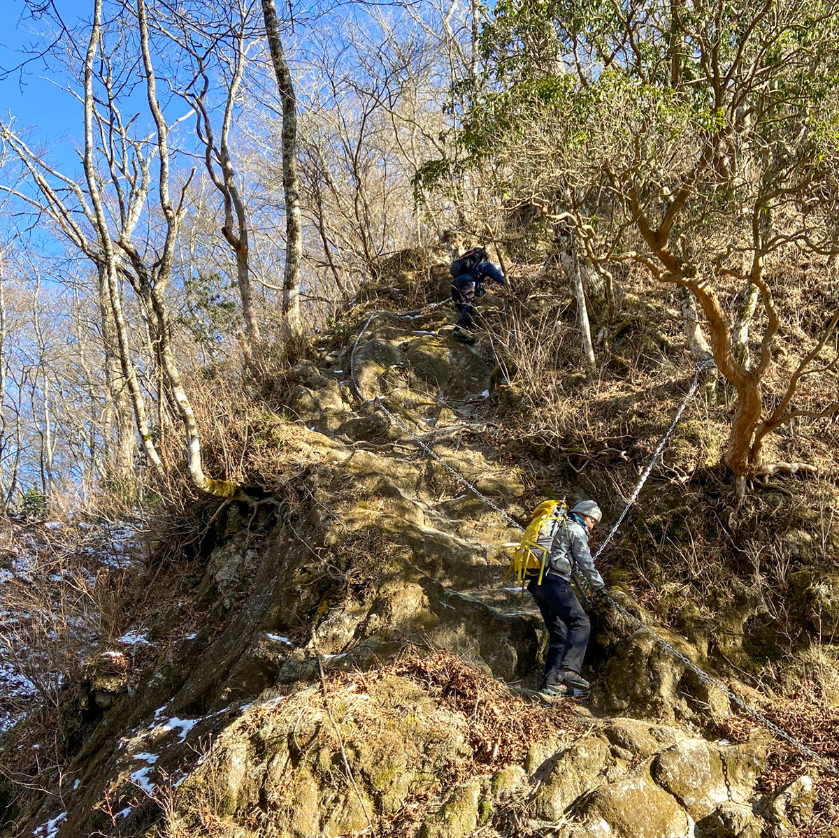 【鍋割山】茅ノ木棚沢ノ頭と鉄砲沢ノ頭の間にある長い鎖場