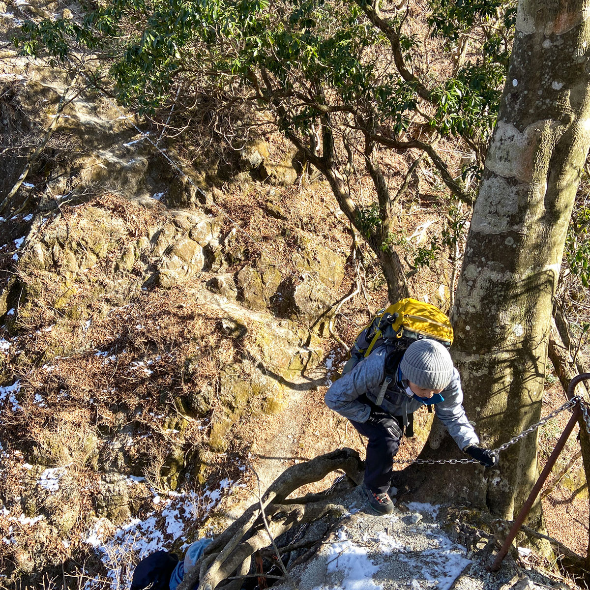 【鍋割山】茅ノ木棚沢ノ頭と鉄砲沢ノ頭の間にある長い鎖場